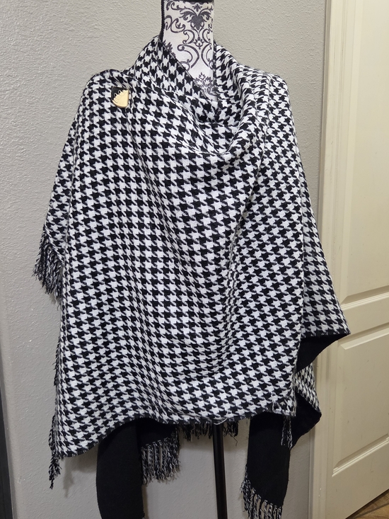 Accessories - Black & White Houndstooth Poncho Wrap